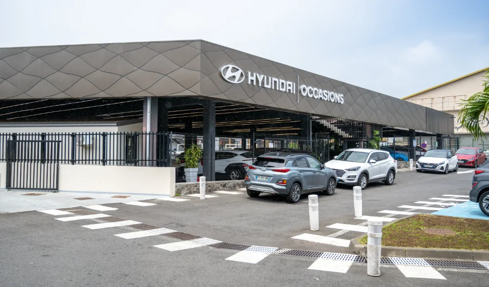 Façade de la concession Hyundai Occasions de Saint-Denis et son parc de véhicules